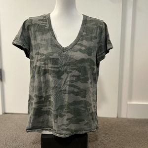 Universal Threads Green Camo Print V-Neck Short Sleeve Size Small